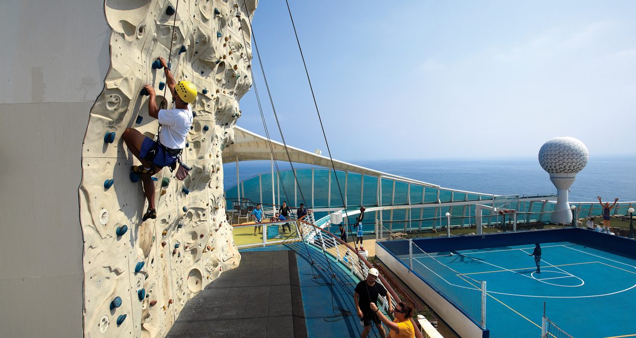 تسلّق الصخور (Rock Climbing) وملعب كرة السلة (Basketball Court)